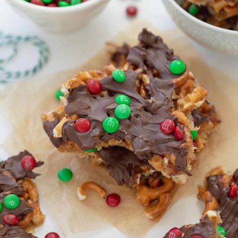 Christmas Pretzel Treats, Salted Caramel Pretzel Bark, Caramel Pretzel Bark, Christmas Pretzel, Chocolate Haystacks, Haystack Cookies, Haystacks Recipe, Christmas Pretzels, Salted Caramel Pretzels