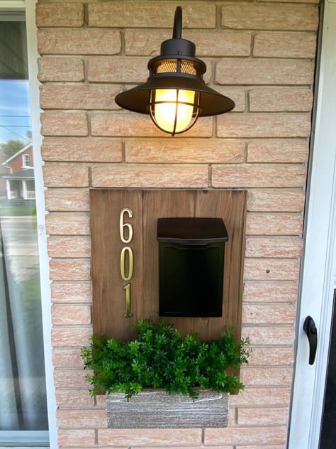 Add a modern touch to the front of your house with this house number + mailbox design. Modern Mailbox On House, Craftsman Style Flower Boxes, Mailbox By Front Door, Mounted Mailbox Ideas Front Doors, Mailbox Attached To House Ideas, Mail Box On House Ideas, House Number Mailbox Planter, House Numbers And Mailboxes, House Mounted Mailbox Ideas