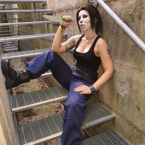 Michael myers make up female cosplay Michael Myers Inspired Outfits, Michael Myers Female Costume, Female Michael Myers Costume, Michael Myers Costume Female, Female Michael Myers, Michael Myers Costume, Halloween Duo, Michael Meyer, Halloween Duos