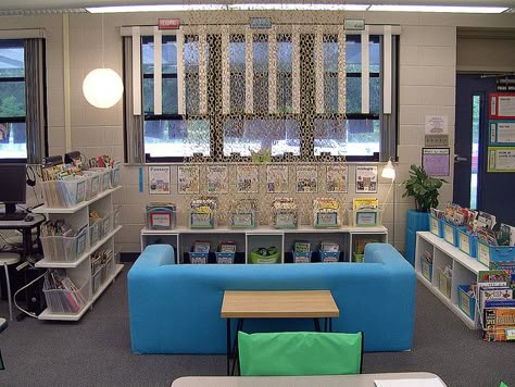 Classroom library!!! Wow!!!! Classroom Arrangement, Clutter Free Classroom, Classroom Layout, Classroom Organisation, New Classroom, Creative Classroom, Classroom Library, Classroom Setup, Classroom Design