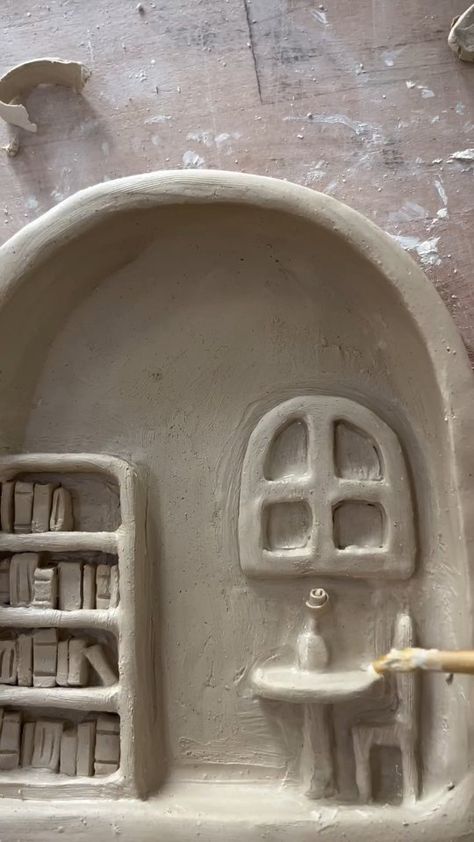 Art, deco et tips a trier • Instagram Kiln Clay Projects, Flat Clay Art, Clay Crafts Useful, Plates Ceramic, Art Pottery, Pottery Books Ceramic Art, Ceramic Diorama, Ceramic Clay Ideas, Fairy Ceramics