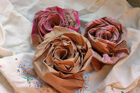 Portable Crafts, Paper Bag Roses, Old Home Decor, Paper Bag Flowers, Brown Paper Lunch Bags, How To Make A Paper Bag, Diy Paper Bag, Paper Flowers Diy Easy, Paper Sack