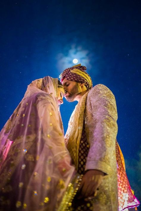 Night Wedding Indian, Wedding Night Photo Ideas, Marriage Photo Ideas, Indian Night Wedding, Indian Wedding Pose, Wedding Poses Indian, Photoshoot Wedding Ideas, Wedding Shots Photography, Wedding Couples Poses