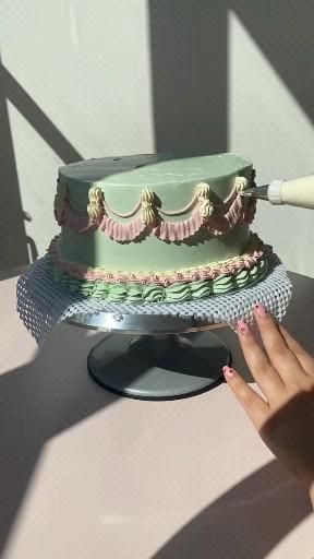 Cake Bases Ideas, Retro Cake Decorating, Classic Cake Piping, Classic Cake Designs Vintage, Traditional Cake Decorating, Shape Cakes Ideas, Vintage Cake Icing, Cakes Decorating Aesthetic, Vintage Frosting Cake