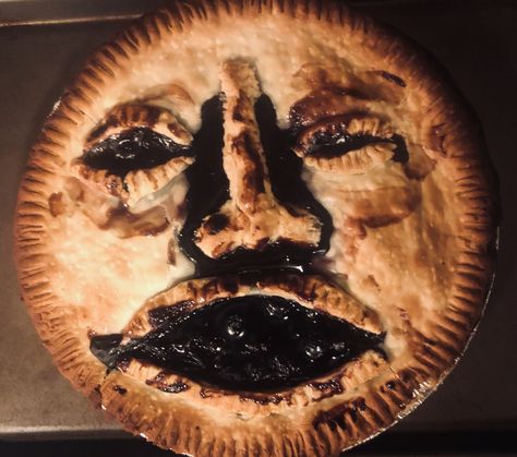 #pie #blueberrypie #halloween #humanface #humanfacepie Scary Pie Face, Halloween Meatloaf, Halloween Pies, Brain Cake, Zombie Cake, Recetas Halloween, What Is Halloween, Monster Cake, Pie Tops