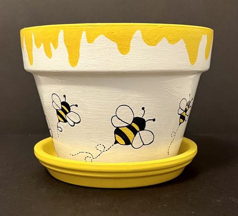 Bee Painted Pot, Bee Terra Cotta Pot, Winnie The Pooh Flower Pot, Painting Ideas Pots, Cute Flower Pot Painting Ideas Easy, Spring Painted Pots, Cute Painted Pot Ideas, Cute Plant Pots Painting, Mini Pot Painting Ideas