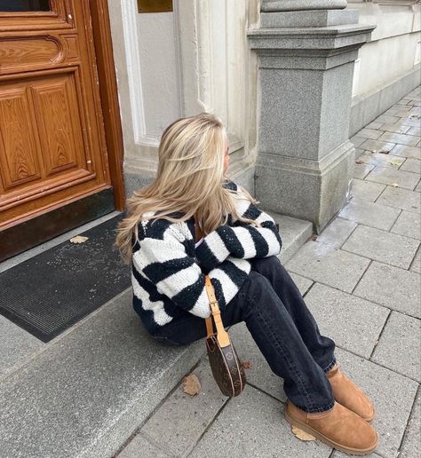 Coastal Granddaughter Instagram, Preppy Blonde, Rich Mom Aesthetic, Wealth Aesthetic, Clean Girl Outfits, Amsterdam Style, Girl Aesthetic Outfits, It Girl Outfit, March Outfits