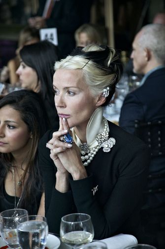 daphne guinness Daphne Guinness, Advanced Style, Ageless Style, Elegante Casual, Ageless Beauty, Aging Beautifully, 가을 패션, Silver Hair, Looks Style