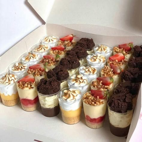 Recept Sandwiches, Kue Macaroon, Party Food Buffet, Party Food Platters, Buffet Food, Dessert Cups, Food Platters, Wedding Desserts, Mini Desserts