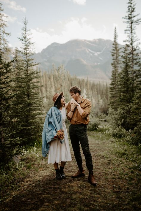 Canmore, Alberta wooded, mountain elopement/ engagement session. What to wear for couples photos. Bonfire Prenup Outfit, Mountain Proposal Outfit, Boho Mountain Engagement Photos, Couples Mountain Photoshoot Summer, Prewedding Mountain Photo Ideas, Canmore Engagement Photos, Mountain Prenup Photo Ideas, Yosemite Couples Shoot, Mountain Photoshoot Outfit