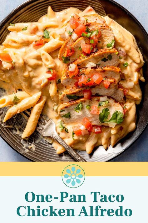 This Creamy Chicken Alfredo Has a Mexican-Inspired Twist Mexican Chicken Alfredo, Mexican Easy, Creamy Chicken Alfredo, Alfredo Recipes, Mexican Dinners, Chicken Alfredo Recipe, Taco Chicken, Pan Dishes, Chicken Pasta Dishes