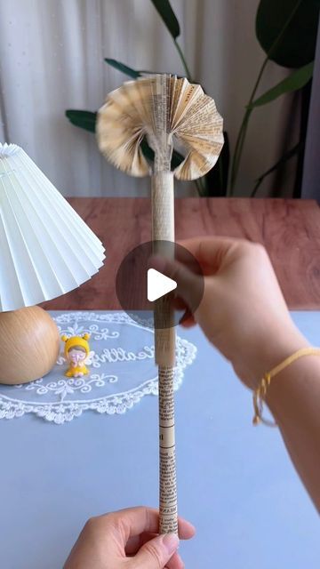 Diy Fan Craft, How To Make A Paper Fan, Folding Paper Crafts, Diy Paper Fan, Cardboard Tube Crafts, Fan Craft, Fun Origami, Cards Diy Easy, Paper Projects Diy