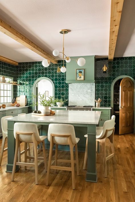 So You Want a Green Kitchen—Here’s a Pretty Perfect Example Green Kitchen Designs, Cabinet Inspiration, Kitchen Cabinet Inspiration, Fireclay Tile, Devol Kitchens, Green Kitchen Cabinets, Deco Nature, Interior Modern, Green Cabinets