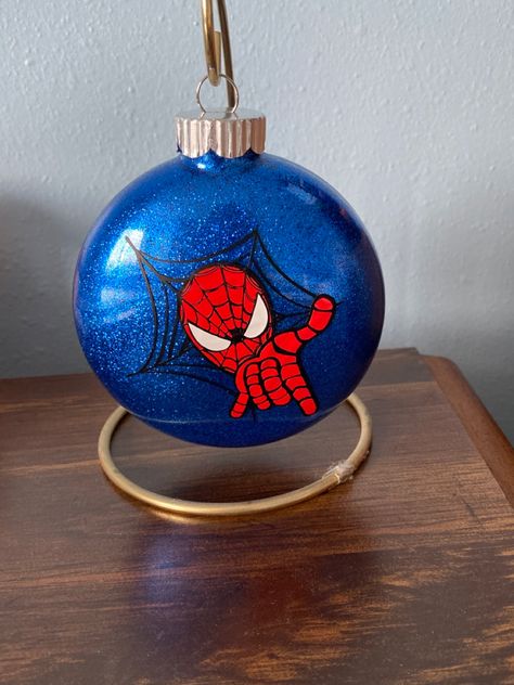 Marvel Christmas Tree Ideas, Spiderman Christmas Tree, Spider Man Christmas, Spider Man Ornament Diy, Diy Spider Man Ornament, Spiderman Ornament Diy, Superhero Ornaments Diy, Marvel Christmas Ornaments Diy, Spider Man Christmas Ornament