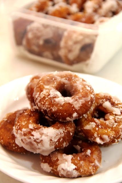 Kuih Keria (Sweet Potato Rings aka Malaysian Donuts) Kuih Keria, Potato Rings, Malaysian Food Desserts, Potato Donuts, Kuih Lapis, Nyonya Food, Malaysian Dessert, Masakan Malaysia, Mashed Sweet Potato