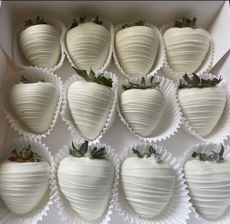 White Chocolate Covered Strawberries, Chocolate Covered Strawberries Bouquet, White Chocolate Strawberries, Chocolate Covered Fruit, White Strawberry, Shower Desserts, Wedding Treats, Chocolate Covered Treats, Strawberry Dip