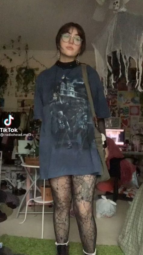 Again such a vide Grunge Outfit Inspo Plus Size, Ways To Style Fishnets, Plussize Grunge Outfit, Plus Size Pop Punk Fashion, Muscle Top Women Outfit, Cute Indie Grunge Outfits, Big Busy Outfits, Cozy Concert Outfit, Big Shirt And Tights Outfit