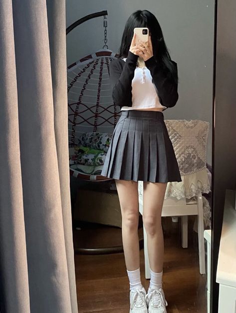 Grey Tennis Skirt Outfit, Outfits With Tennis Skirts, Tennis Skirt Outfit Street Style, Grey Tennis Skirt, Gray Skirt Outfit, Cute Halloween Wallpaper, Skirt Outfits Korean, Tennis Skirt Outfits, Skirt Outfits Aesthetic