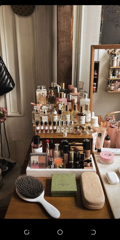 Organized Clutter Aesthetic Bedroom, Makeup And Skincare Organization, Makeup Vanity Aesthetic, Makeup Organization Aesthetic, Vintage Vanity Aesthetic, Spot Light Photoshoot, Cozy Room Ideas, Vanity Aesthetic, Room Ideas For Men