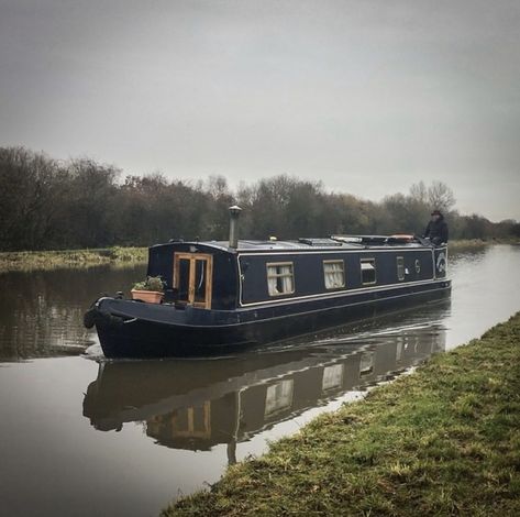 Narrow Boat Exterior, Narrowboat Exterior, Narrowboat Aesthetic, London Boat Ride, Old Row Boat, Boat Living, Boat House Interior, Narrow Boats, Canal Boat Narrowboat