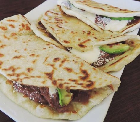 #baleadas #honduranfood #honduras #foodie #beans #flowertortilla #creamcheese #avacado Baleadas Honduras, Honduras Food, Salvadoran Food, Honduran Recipes, Salvadorian Food, Guatemalan Recipes, Frijoles Refritos, America Food, Hispanic Food