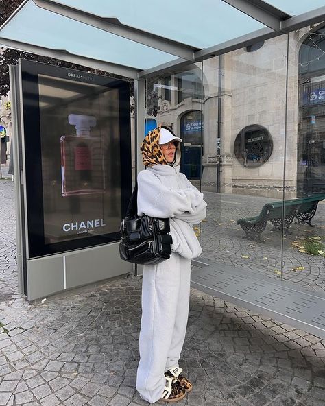 Printed Scarf Outfit, Scarf And Hat Outfit, Hat And Scarf Outfit, Ootd Scarf, Scarf Aesthetic, Adidas Samba Outfit, Samba Outfit, Mode Hijabi, Mode Zara