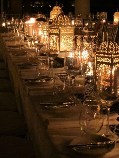 Moroccan Table Lamps, Arabic Dinner Table, Arabian Nights Dinner Party, Arabic Table Setting, Arabian Party Decorations, Moroccan Table Decor, Sangeet Table Decor, Arabic Theme Party, Moroccan Tablescape