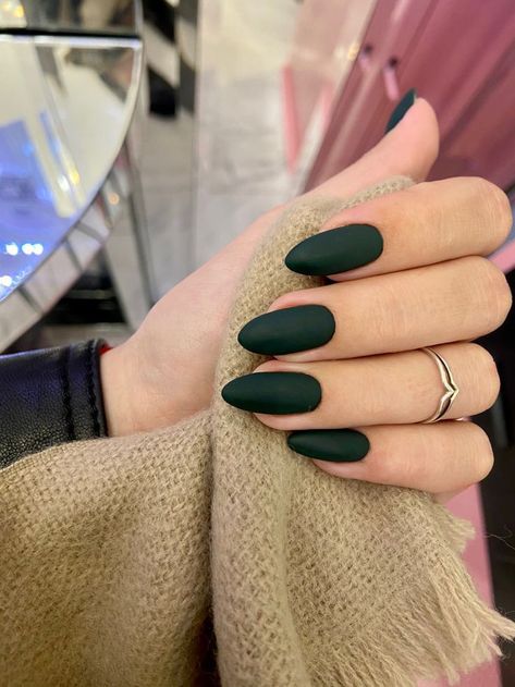 Trendy Nails Matte Green, Dark Matte Nail Ideas, Nails Acrylic Matte Green, Emerald Nails Matte, Matt Emerald Green Nails, Matte Green Dip Nails, Matt Dark Green Nails, Solid Color Nails Matte, Matte Green Dip Powder Nails