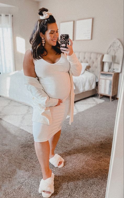 Midsize bump, pregnancy style, curvy style, mama style, motherhood, bump fashion, mama to be, modsize fashion. Curvy Pregnant Women Plus Size, Midsize And Pregnant, Maternity Outfits Curvy, Midsize Pregnancy Bump, Summer Pregnancy Outfits Plus Size, Mid Size Pregnancy, Midsize Pregnancy Fashion, Mid Size Pregnancy Outfits, Midsize Maternity Outfits