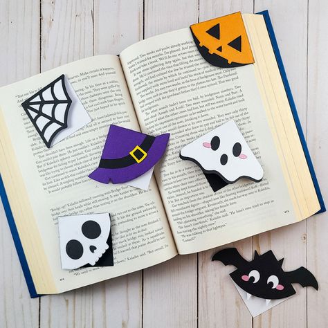 Halloween Craft Countdown 2023 - Craft with Sarah Bookmarks Craft, Bookmark Organizer, Spooky Bookmarks, Personalized Candy Bar Wrapper, Personalized Candy Bars, Halloween Reading, Corner Bookmark, Halloween Acrylic Nails, Halloween Arts And Crafts