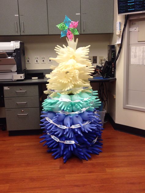 Nurses Christmas tree ---- glove tree ---- DIY Nursing Home Christmas, Diy Tree Ornaments, Xmas Decorations Diy, Christmas Door Decorating Contest, Door Decorating Contest, Christmas Door Decoration, Work Fun, Christmas Decorating Ideas, Tabletop Christmas Tree