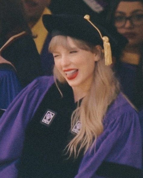 Iconic Taylor Swift Photos, Taylor Swift Studying, Taylor Swift Nyu, Iconic Pics, Version Board, Taylor Swift Cute, Swift Photo, Taylor Swift 1989, You're My Favorite