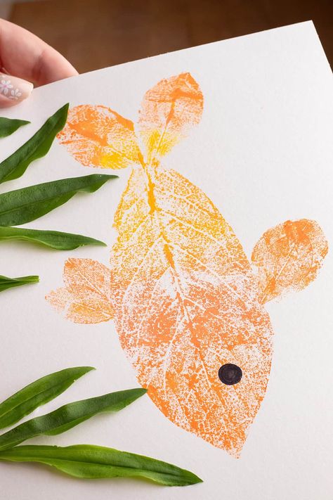 This Leaf Fish Art Is A Cute Ocean Craft Students Craft Ideas, Leaves Print Painting, Montessori Art And Craft Ideas, Leaf Painting Ideas For Kids, Painting Using Leaves, Leaf Print Art Diy, Craft With Leaves For Kids, Leaf Print Art For Kids, Art And Nature For Kids