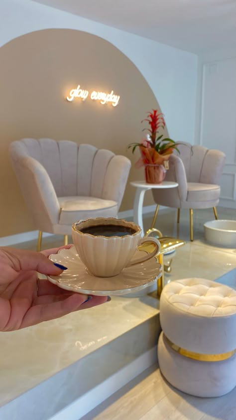 Nail Salon Waiting Area, Small Nail Salon Ideas Business, Nail Salon Aesthetic Interior, Aesthetic Nail Salon Interior, Pink Salon Aesthetic, Luxury Beauty Salon Design, Selfcare Saturday, Nail Studio Decor, Salon Decorating Ideas