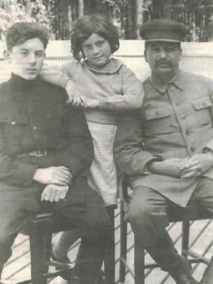 Vasili (izquierda), Svetlana (centro) y Stalin (derecha). (Foto: cortesía Chrese Evans) Mary Wollstonecraft, Joseph Stalin, Rare Historical Photos, Complicated Love, Mary Shelley, Extraordinary Life, Propaganda Posters, Light Of Life, Soviet Union