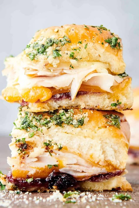 Turkey Sliders - Baked Turkey Sandwiches with Cheese and Jam Smoked Turkey Sandwich, Herb Butter Sauce, Sliders Recipes Turkey, Italian Sliders, Slider Recipe, Turkey Sandwiches Recipes, Best Christmas Appetizers, Turkey Sliders, Slider Sandwiches