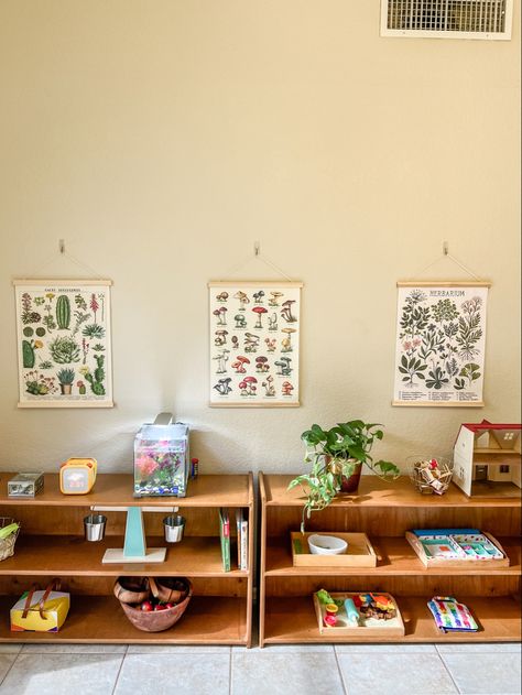 Possibly my favorite room in my house! Everything linked in my “like to know it” link in bio! Infant movement area: -includes a soft mat with a long mirror for visual tracking as well as the Munari montessori mobile. Art shelf: -currently have play dough, paint sticks, cutting, glueing, and also her doll house. Open ended toys: -currently have @yotoplay_us and a few toys from @lovevery and some books -play mat from @houseofnoa_ Play kitchen: -I have felt and wooden play food along w Montessori Doll House, Wall Book Shelf Ideas, Montessori Art Shelf, Sunshine Classroom, Room Couch Ideas, Living Room Couch Ideas, Waldorf Playroom, Playroom Montessori, Montessori Mobile