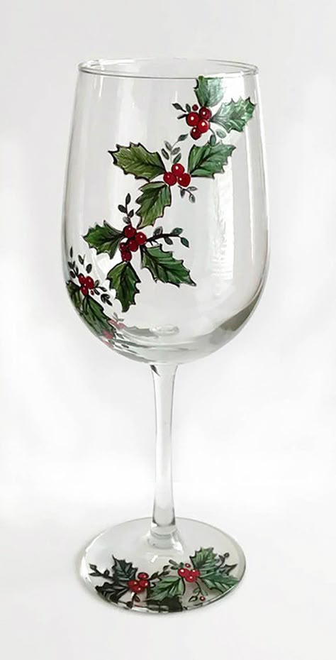 Painted Wine Glasses Christmas, Wine Glasses Christmas, Diy Wine Glasses Painted, Christmas Wine Glasses, Wine Glass Painting, Painted Glass Bottles, Glass Painting Patterns, Wine Glass Designs, Diy Wine Glasses