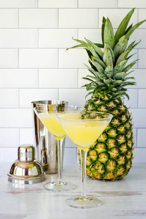 Sweet Martini Recipes, Pineapple Martini Recipes, Pineapple Martini, Pineapple Cocktail Recipes, Sweet Martini, Martini Recipes Vodka, Coconut Vodka, Cocktail Party Drinks, Pineapple Vodka