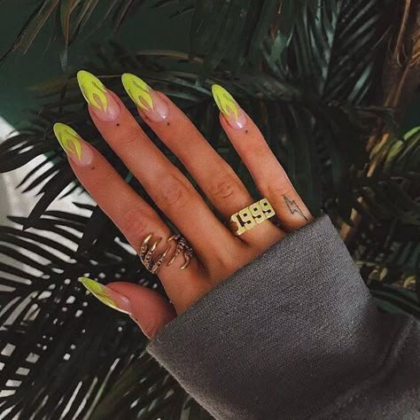 Bold Nails, Flame Nail Art, Bright Summer Nails, Edgy Nails, Manicure Ideas, Neon Nails, Yellow Nails, Minimalist Nails, Manicure Y Pedicure