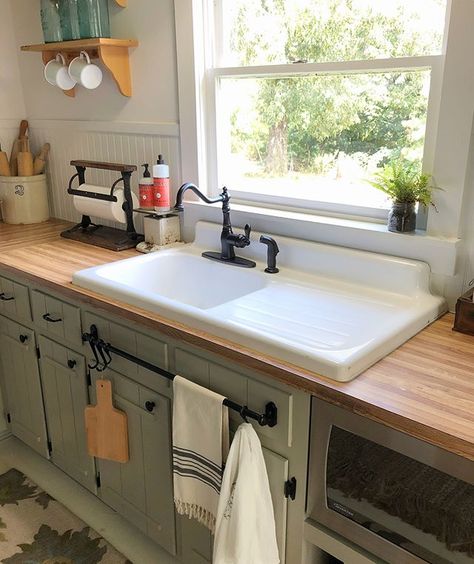 Corner Kitchen Sink, Farmhouse Sink Faucet, Best Kitchen Sinks, Drainboard Sink, Shaker Pegs, Farmhouse Sinks, Kitchen Sink Design, Farmhouse Sink Kitchen, Sink Design