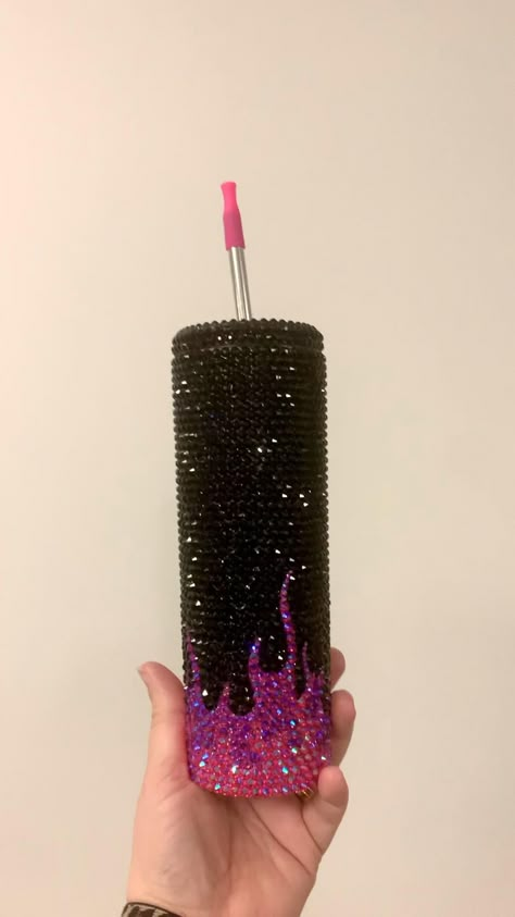 Bling Cup Ideas, Glitter Cup Ideas, Bedazzled Water Bottle, Diy Rhinestone Tumbler Ideas, Bling Crafts Ideas Rhinestones, Bedazzled Tumbler Cups, Bling Cups Rhinestones, Bling Tumbler Ideas, Rhinestone Cup Ideas