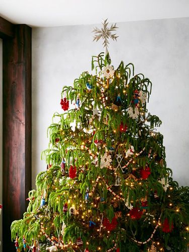 11 Christmas Tree Toppers - Unique Ideas for Tree Toppers - Country Living Christmas Tree Toppers Unique, Diy Tree Topper, Vintage Christmas Tree Decorations, Christmas Creative, Diy Christmas Tree Topper, Creative Christmas Trees, Holiday Cookie, Creative Halloween Costumes, Vintage Christmas Tree