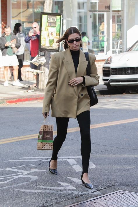 Hailey Bieber Style, Casual Chique, Chloe Grace Moretz, Chloe Grace, Hailey Baldwin, Winter Fits, Celebrity Street Style, Hailey Bieber, Black Blazer