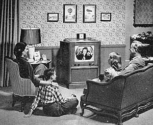 50s living room 1950s Living Room, Family Tv, Tv Set, Old Tv Shows, Vintage Tv, Vintage Radio, Vintage Life, Old Tv, Tv Commercials