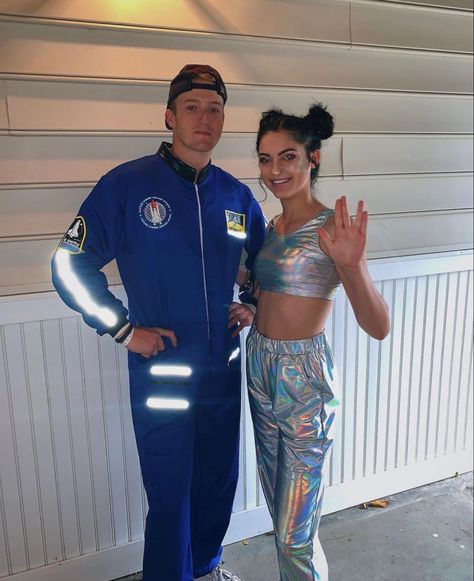 Alien And Astronaut Costume, Astronaut And Alien Costume Couples, Astronaut Costume, Alien Costume, Halloween Costumes Friends, Couples Costumes, Carnival, Halloween Costumes, Halloween