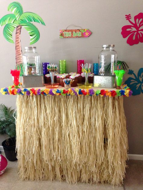 Diy Hawian Party Decorations, Tiki Bar Birthday Ideas, Beach Bday Party Decorations, Tiki Bar Ideas For Party Hawaiian Luau, Hawin Theme Party, Tiki Bar Outfit Ideas, Hawaiian Theme Party Decorations Outdoor, Hawian Theme Party Decorations, Easy Luau Decorations