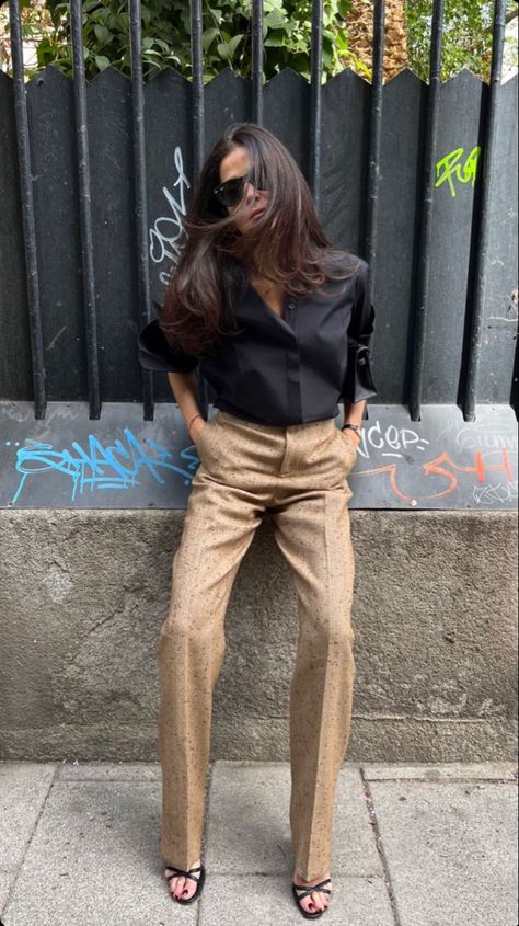 Tan Suede Pants Outfit, Suede Pants Outfit, Trousers Summer Outfit, Camel Pants Outfit, Barbara Martelo, Camel Pants, Perfect Makeup Look, Envy Clothing, Polished Casual