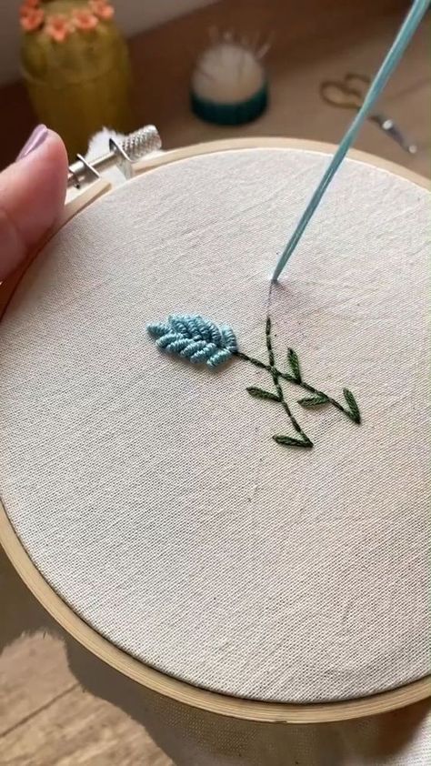 Embroidery Display, Diy Sy, Embroidery Stitches Beginner, Basic Hand Embroidery Stitches, Clothes Embroidery Diy, Simple Hand Embroidery Patterns, Ribbon Embroidery Tutorial, Diy Embroidery Designs, Hand Embroidery Patterns Flowers