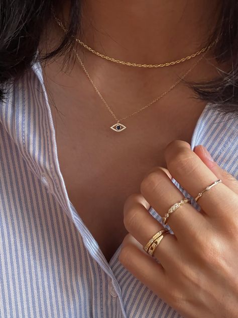 Evil Eye Jewelry Aesthetic, Necklace Stack Aesthetic, Aesthetic Gold Necklace, Gold Necklace Stack, Jewelry Aesthetic Gold, Aesthetic Gold Jewelry, Minimal Gold Jewelry, Gold Evil Eye Necklace, Necklaces Trendy